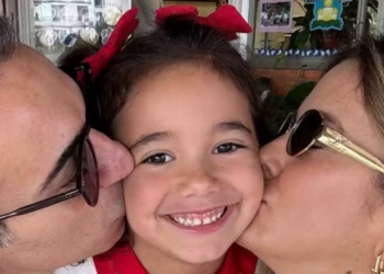 Ticiane Pinheiro e Cesar Tralli se derretem pela filha em apresentação: ‘Fim de ano’