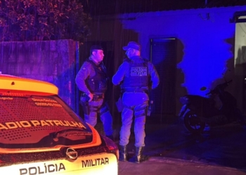 Mulher é assassinada a tiros e dois filhos são baleados durante ataque na madrugada