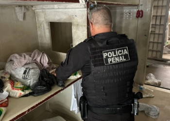 Operação nas unidades prisionais apreende 170 celulares, drogas e prende policial penal em flagrante