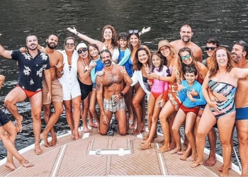 Bárbara Borges comemora aniversário em barco e troca beijos com Iran: ‘Meu dia!!! ‘
