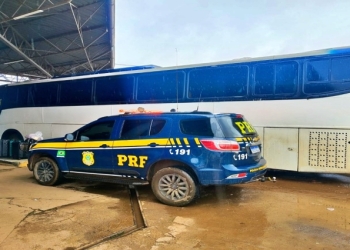 PRF intercepta ônibus irregular e alerta sobre os perigos do transporte clandestino