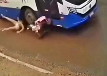 Ônibus coletivo atinge mãe e filha durante caminhada em rua de VG; veja vídeo
