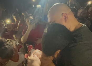 Abilio visita Contorno Leste, suspende inauguração e ora ao lado de familiares de mortos