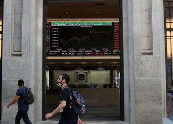 Bolsa sobe quase 2% e atinge maior nível em um mês e meio