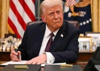 Trump barra auxílios financeiros e oposição afirma quebra de lei