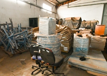 Secretária de Educação encontra materiais armazenados indevidamente e determina levantamento de estoque