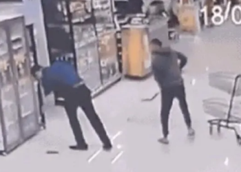 Homem agride gerente de supermercado com golpe de pá após reclamação da esposa; veja vídeo