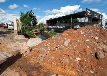 Prefeitura retira 100 toneladas de detritos do Córrego do Gambá em ação de desassoreamento
