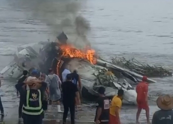 Aeronave cai, atravessa avenida e explode na praia em Ubatuba; piloto morreu