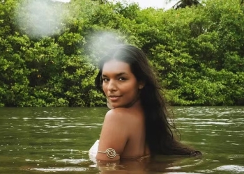 Mell Muzzillo esbanja sensualidade ao se refresca em mar, na Bahia: ‘Iluminada’