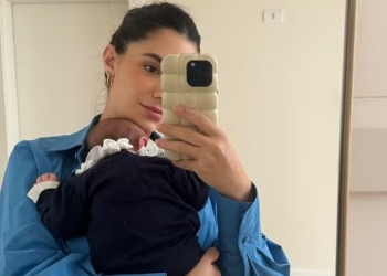 Jade Magalhães encanta web com novo clique da filha no espelho: ‘Perfeitinhas’