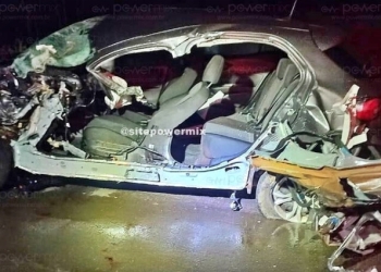 Motorista fica preso às ferragens de Fiat Argo após colisão com caminhão prancha