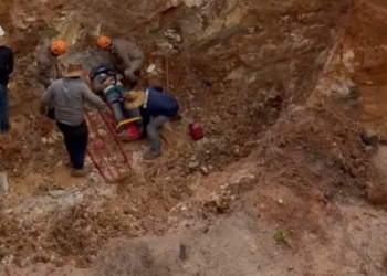 Pá carregadeira derruba trabalhador em buraco profundo de obra e Corpo de Bombeiro é acionado