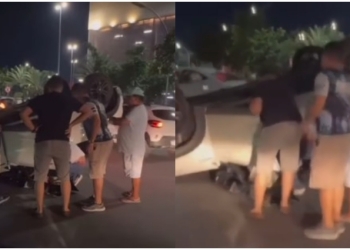 Motorista capota carro em frente de shopping e é socorrida por populares; veja vídeo