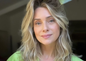 Letícia Spiller posa de biquíni em frente ao espelho e celebra: ‘janeiro no Rio de Janeiro ‘
