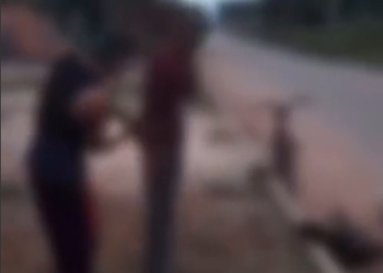 Homem é flagrado roubando fios de energia em residências e acaba sendo torturado sem dó; veja o video