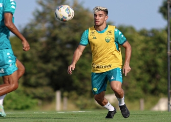 Cuiabá anuncia Pedrinho e divulga primeiras imagens do atacante com a camisa do clube