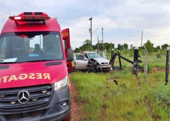 Motorista é socorrido preso as ferragens após bater carro contra cerca