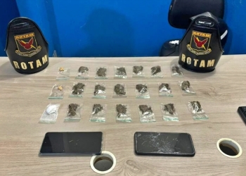 Dupla é presa pela Rotam por tráfico de drogas com porção de cocaína, pasta base e maconha