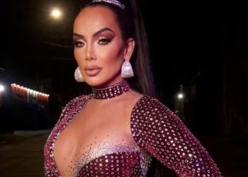 Camila Prins usa look com 10 mil cristais para ensaio de carnaval, em SP: ‘Rainha’