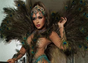 Rainha da Rosas de Ouro ensaia com 600 penas de pavão e arrasa: ‘Carnaval 2025’