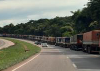 Liminar judicial obriga empresa a fornecer água, alimentação e banheiros a caminhoneiros parados