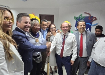 Governador e cacique Raoni pedem autorização para fazer asfalto em área indígena