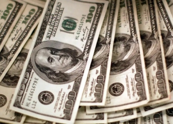 Dólar interrompe sequência de quedas, mas continua abaixo de R$ 5,80