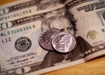 Dólar cai para R$ 5,68 e fecha no menor nível desde novembro