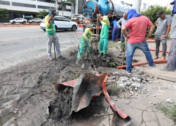 Prefeitura limpa 170 bocas de lobo e flagra esgoto clandestino na rede