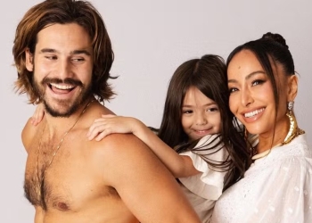 Sob o pôr do sol, Sabrina Sato curte piscina com Zoe e Nicolas Prattes: ‘Domingo’
