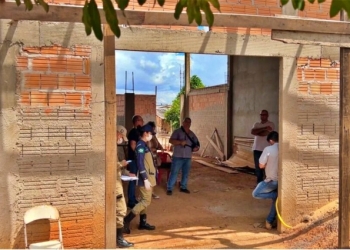Trabalhador é encontrado morto em alojamento nos fundos de construção