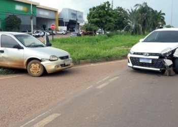 Veículo gira na rodovia e para em cima de canteiro após colidir com outro na BR-163