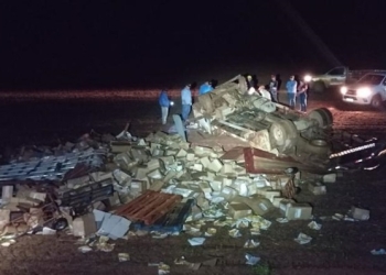 Vítima fica presa em caminhão após capotamento na BR-364 e precisa ser resgatada por Bombeiros