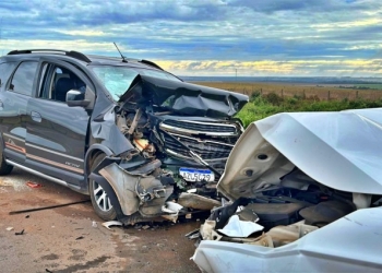 Três pessoas são socorridas após colisão frontal entre dois carros na BR-163