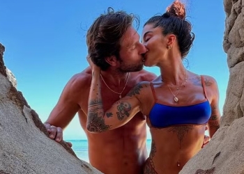 Aline Campos e namorado ostentam tanquinhos em praia da Bahia: ‘Te amo’