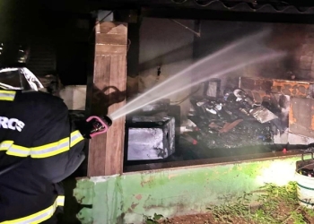 Incêndio destrói quarto de residência e mobiliza equipe do Corpo de Bombeiros