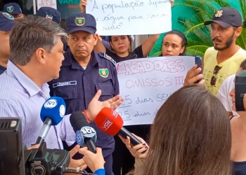 Moradores fazem protesto contra falta d’água em frente à Prefeitura de Várzea Grande