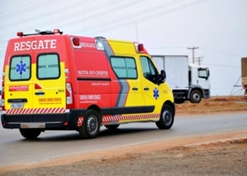 Três pessoas ficam feridas em batida de carretas na BR-163