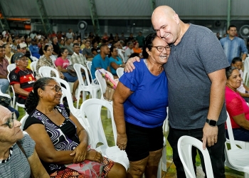 Abilio entrega escrituras e reforça compromisso com regularização fundiária