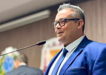 Alvo de operação, vereador participa de sessão e diz estar confiante na justiça; vídeo