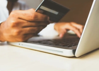 Consumo da alta renda e compras digitais elevam gastos com cartões