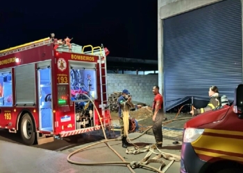 Incêndio atinge fábrica de móveis e mobiliza equipe do Corpo de Bombeiros