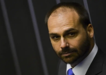 PGR dá parecer contra apreensão do passaporte de Eduardo Bolsonaro