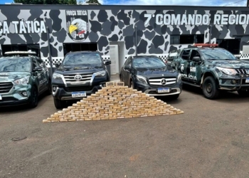 Três traficantes são presos transportando 170 tabletes de pasta base de cocaína em veículos de luxo