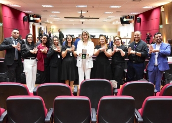 Setasc recebe Medalha de Mérito Eleitoral por atuação com intérpretes de libras nas eleições de 2024