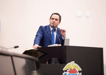 “Abilio enxugou a máquina e não loteou secretarias”, diz deputado Diego Guimarães