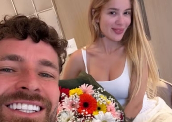 Léo Pereira surpreende Karoline com café na cama, buquê e presente: ‘Que gracinha’