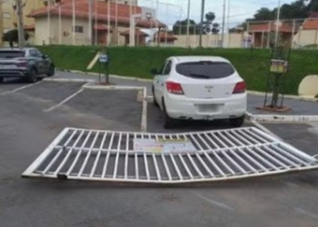 Caminhão fica sem freio durante a manhã e atinge portão de condomínio em Cuiabá