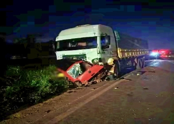 Cinco pessoas morrem após acidente grave entre carro e carreta na BR-163